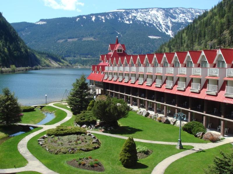 Revelstoke Canadian Heliskiing Lodge